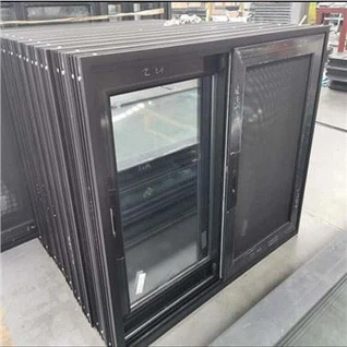 黒い金属フレームの窓