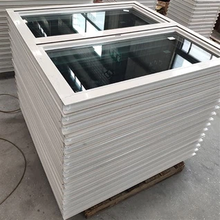 白いアルミニウムと窓